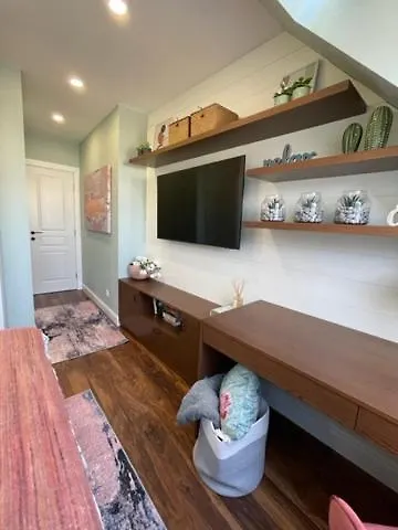 Executive 2 Bedroom Apartment + Parking ソフィア